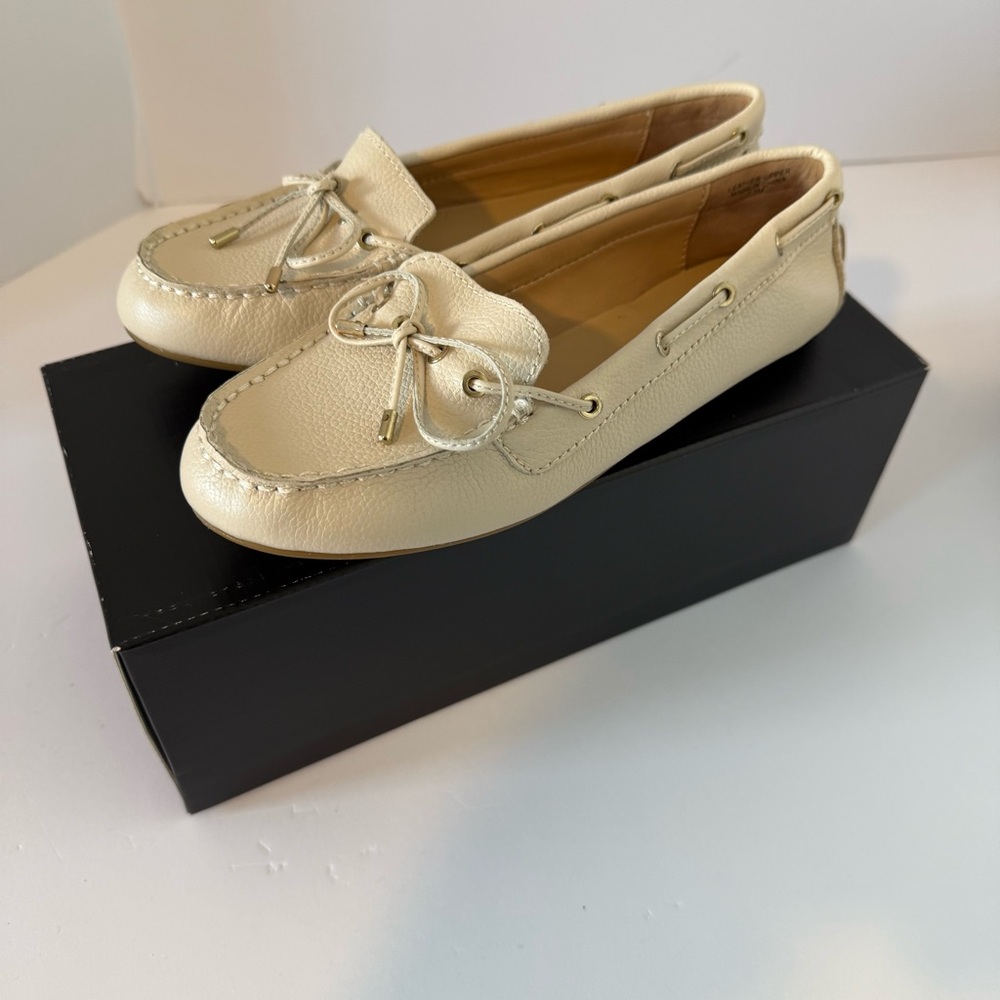 Talbots Easton Cream Slip On Leather Driving Moccasins Loafers - Size 7.5 NIB